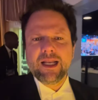 Selton Mello durante cerimônia do Globo de Ouro 2025