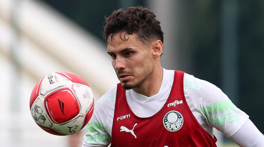 Raphael Veiga fez forte treino físico ao lado de Zé Roberto, que se aposentou do futebol em 2017.