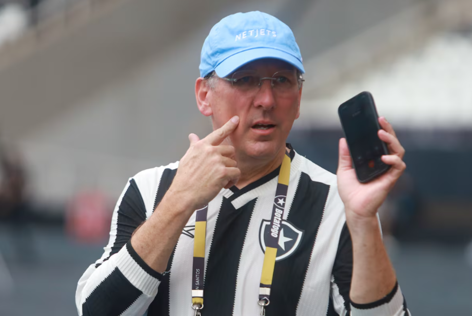 John Textor, acionista majoritário do Botafogo, encaminhou venda de sua parte do Crystal Palace.