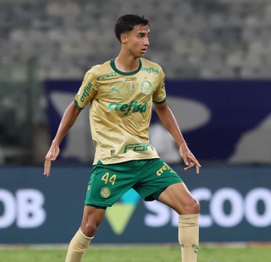Manchester City tem interesse em contratar Vitor Reis.