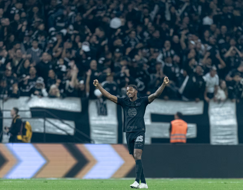 Cacá assinou de forma definitiva com o Corinthians.