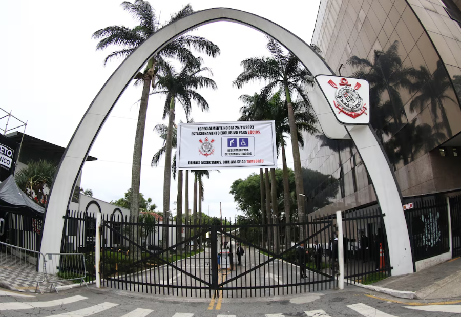 Entrada da sede do Corinthians, no Parque São Jorge. Clube voltou a ter contas bloqueadas na Justiça.