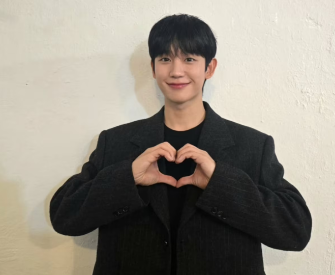 Jung Hae In chegou ao Aeroporto Internacional de São Paulo na noite desse sábado, 11.