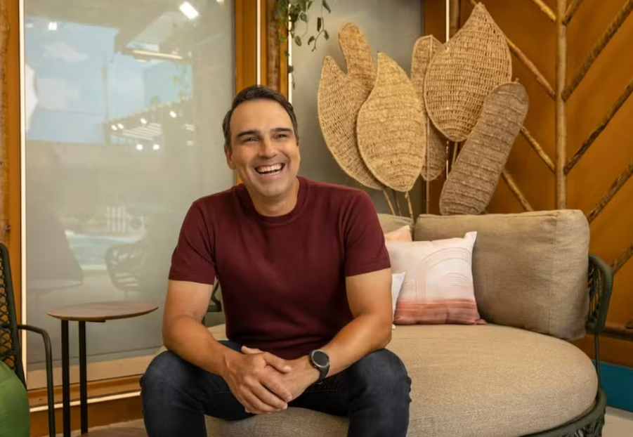 Tadeu Schmidt apresenta o BBB 25.