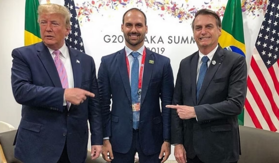 Donald Trump, Eduardo Bolsonaro e Jair Bolsonaro.