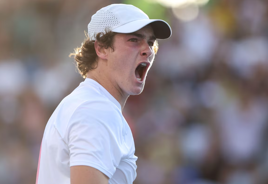 João Fonseca foi valente, mas não conseguiu evitar derrota para Lorenzo Sonego na segunda rodada do Australian Open.