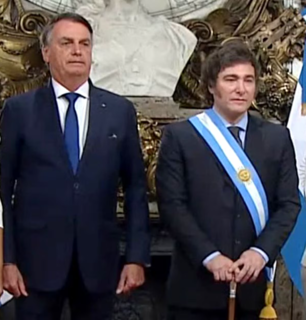 O ex-presidente Jair Bolsonaro ao lado do presidente da Argentina, Javier Milei.