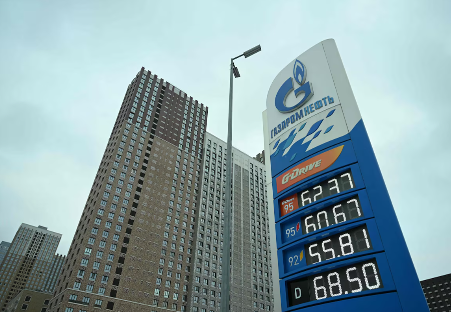 O setor de petróleo da Rússia é alvo de sanções dos EUA (na foto, posto de gasolina da produtora de petróleo russa Gazprom Neft em Moscou, nesta segunda-feira, 13)