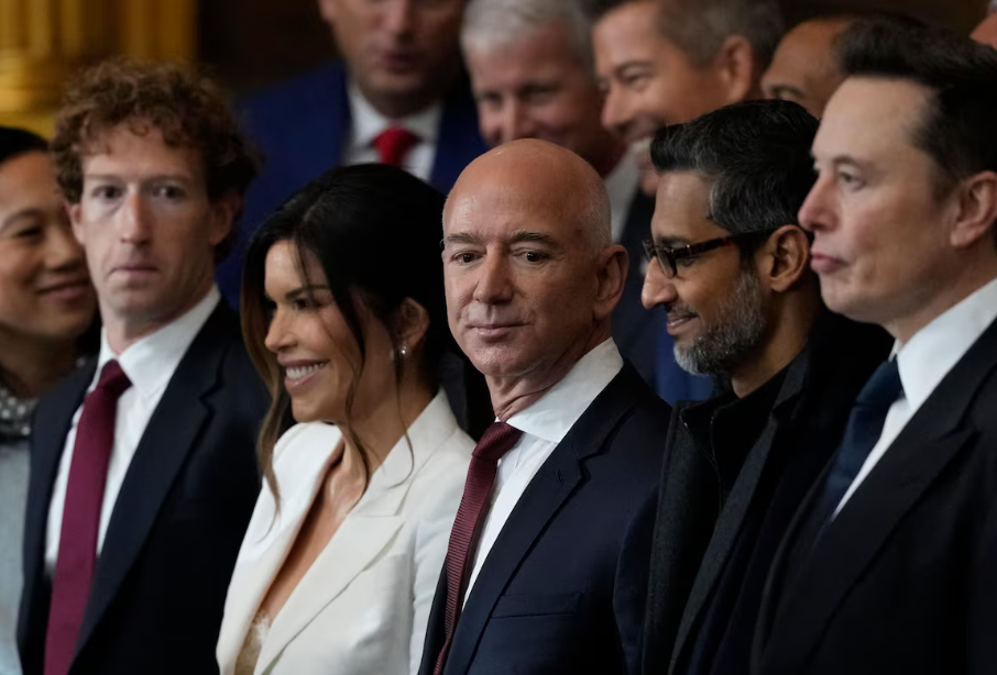 Da esquerda para a direita Mark Zuckerberg (Meta), Jeff Bezos (Amazon), Sundar Pichai (Google), Elon Musk (X e Tesla) na posse de Trump.