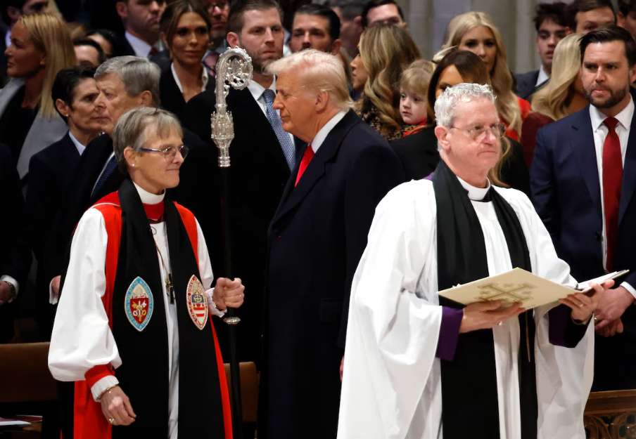 Bispa e Trump no Serviço Nacional de Oração na Catedral Nacional de Washington em 21 de janeiro de 2025 em Washington