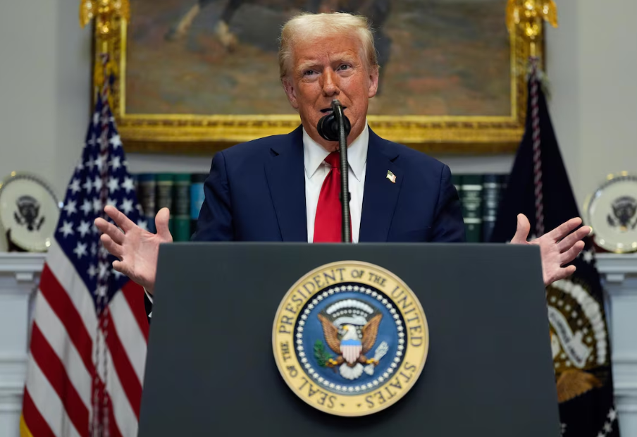 Trump demite inspetores-gerais de 12 agências federais em movimento que gera acusações de enfraquecimento da fiscalização nos EUA.