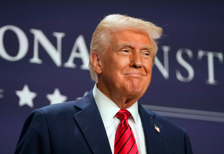 Presidente Donald Trump chega para discursar no Jantar da Conferência de Membros Republicanos da Câmara de 2025 na segunda-feira, 27 de janeiro de 2025.