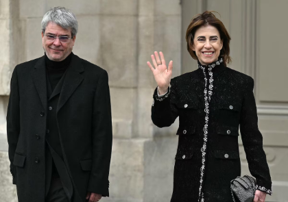 Fernanda Torres e o cineasta Andrucha Waddington, seu marido, na Semana de Moda de Paris; a atriz desfilou pela Chanel