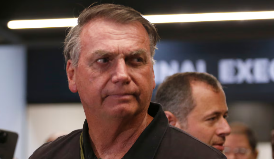 Bolsonaro tenta impedir Flávio Dino e Cristiano Zanin de julgá-lo no STF. Defesa pede que plenário analise o caso, mas estratégia tem poucas chances.
