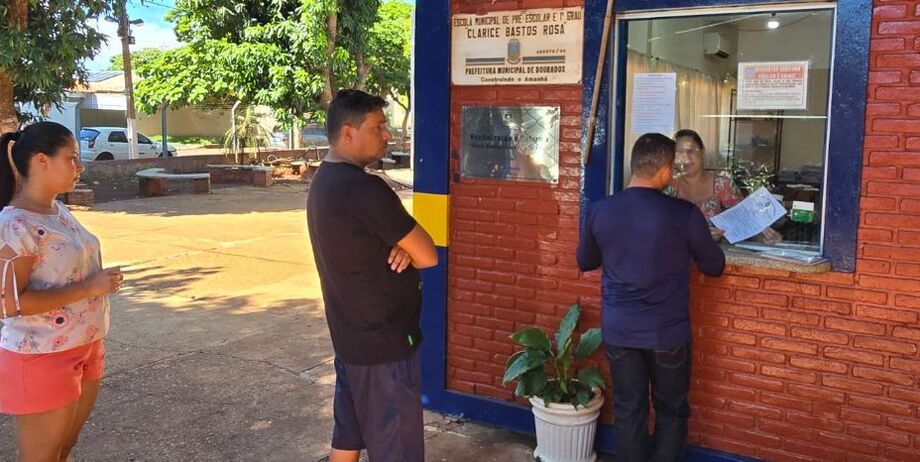 Pais e responsáveis que tiverem dificuldade de fazer a pré-matrícula pela internet poderão procurar a Central no auditório da prefeitura ou as escolas, das 7h30 às 13h30