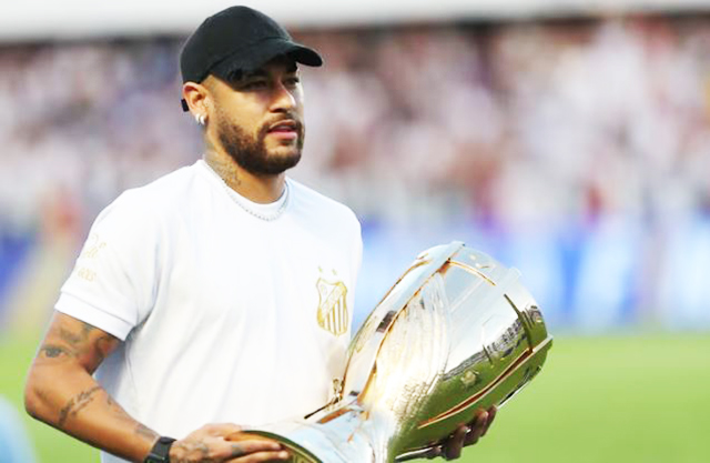 Neymar entrou em campo com a taça do Paulistão 2024 antes do primeiro jogo da final do estadual, contra o Palmeiras, na Vila Belmiro