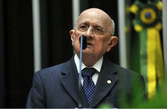 Ex-deputado federal José Linhares, conhecido como Padre Zé Linhares.