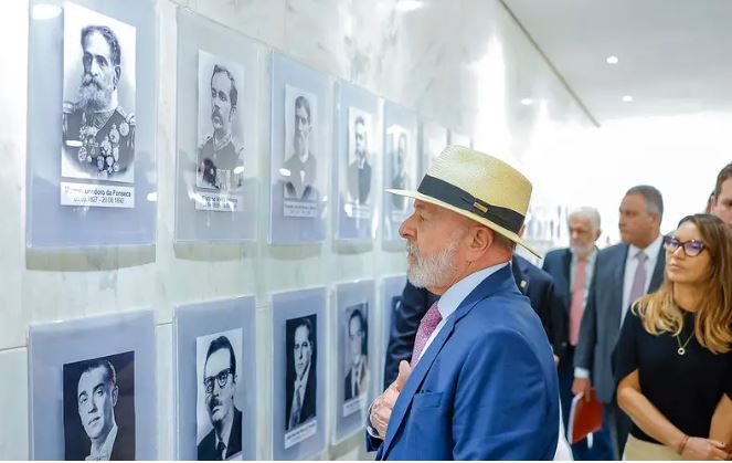 Presidente Luiz Inácio lula da Silva durante visita à galeria dos ex-presidentes da República