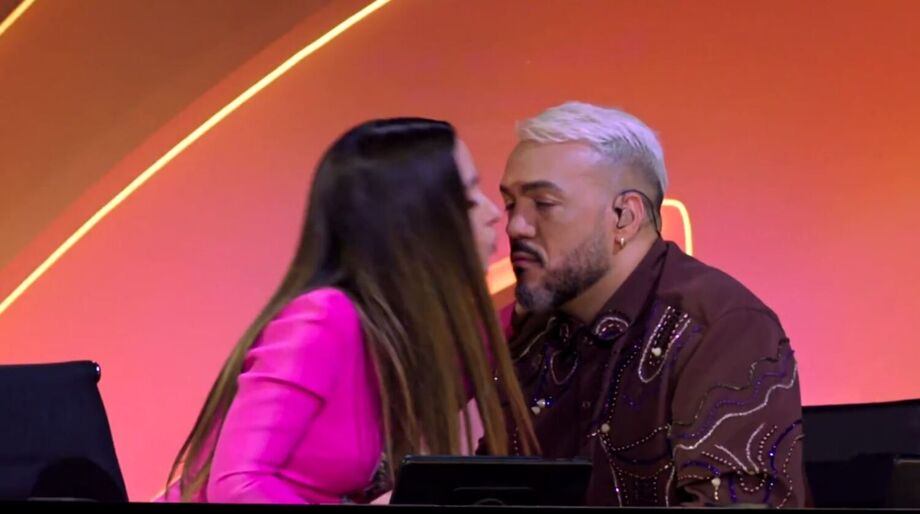 Tata Werneck dá selinho em Belo na estreia do The Masked Singer 2025.