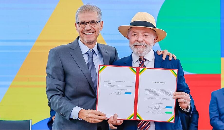 Sidônio Palmeira ao lado de Lula ao tomar posse na chefia da Secom