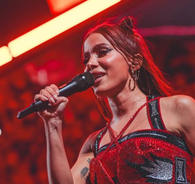 Em Fortaleza, Anitta começou as suas prévias para o Carnaval.