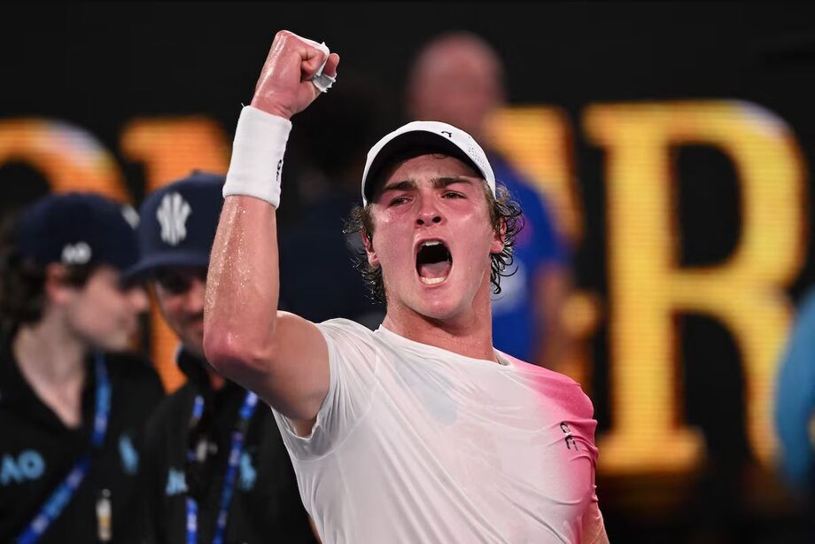 João Fonseca comemora vitória sobre Andrey Rublev no Australian Open.