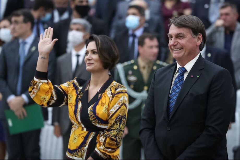 Michelle Bolsonaro ao lado do ex-presidente Jair Bolsonaro em outubro de 2020