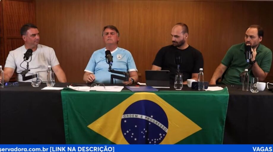 Jair Bolsonaro em transmissão ao vivo nas redes sociais com filhos políticos
