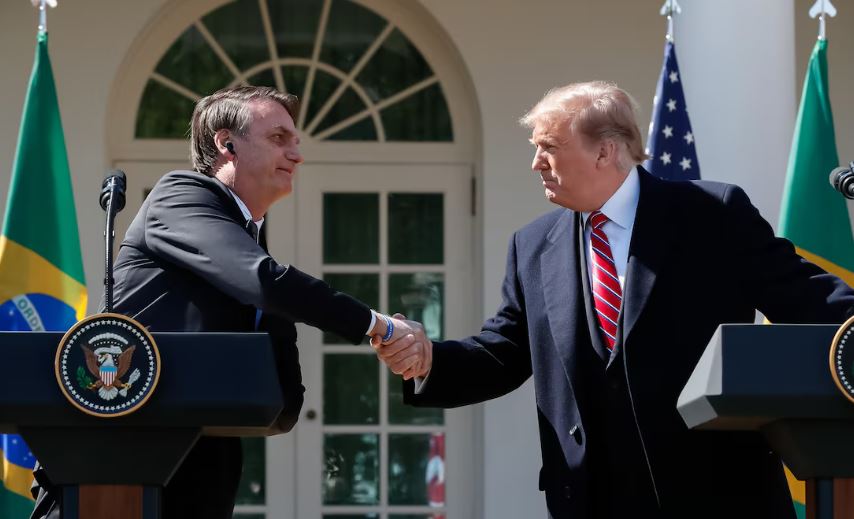 O ex-presidente Jair Bolsonaro ao lado do presidente eleito dos EUA, Donald Trump, em evento na Casa Branca, em 2019
