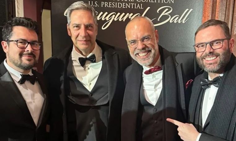 O blogueiro Paulo Renato de Oliveira Figueiredo, o jornalista Luís Ernesto Lacombe, o blogueiro Allan dos Santos e o senador Jorge Seif Junior, no baile da posse de Donald Trump