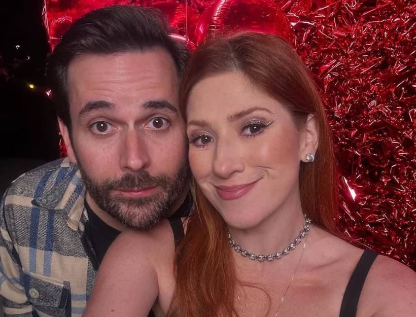 Dani Calabresa e o marido Richard Neuman no Natal de 2024, na Disney