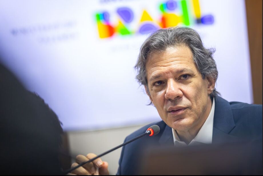 Flávio Bolsonaro acusa Haddad de calúnia, injúria e difamação após declarações feitas em 15 de janeiro sobre o suposto esquema de rachadinha.