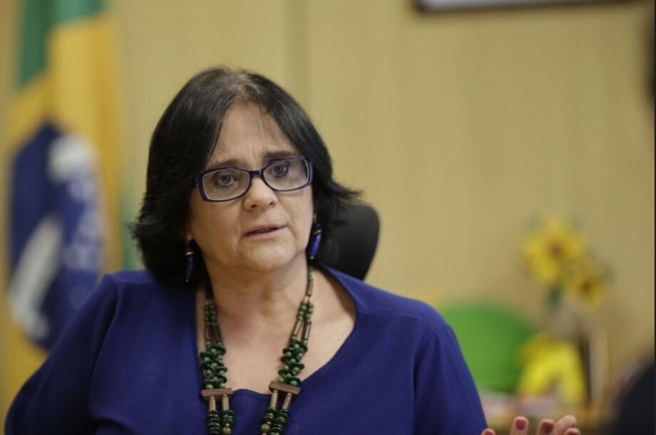 Senadora Damares Alves.