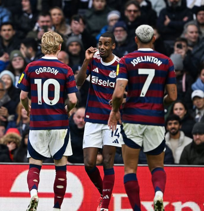 Anthony Gordon fez o primeiro gol do Newcastle e Isak fez o segundo
