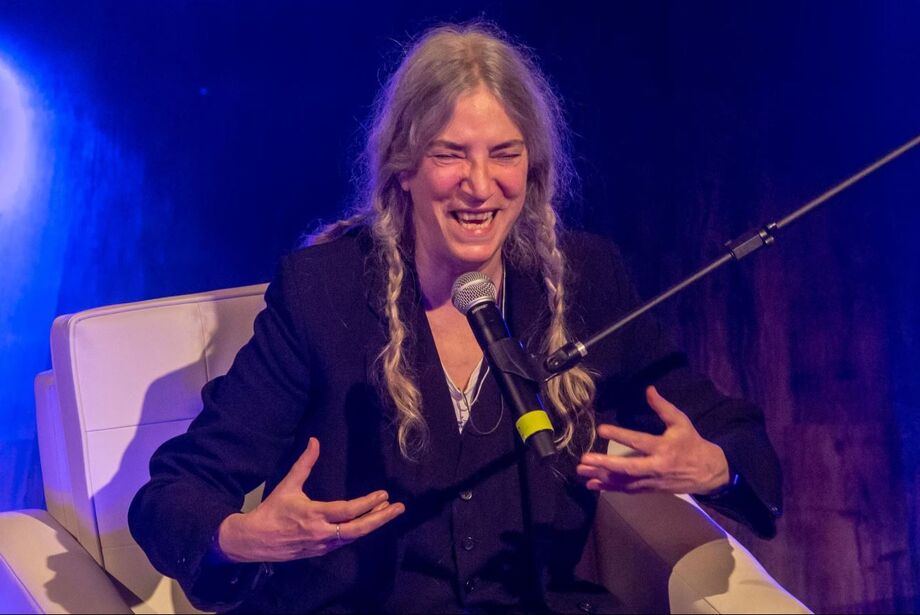 A cantora americana Patti Smith durante bate-papo no lançamento de seus livros, no teatro do Sesc Pompeia, em São Paulo, no ano de 2019.