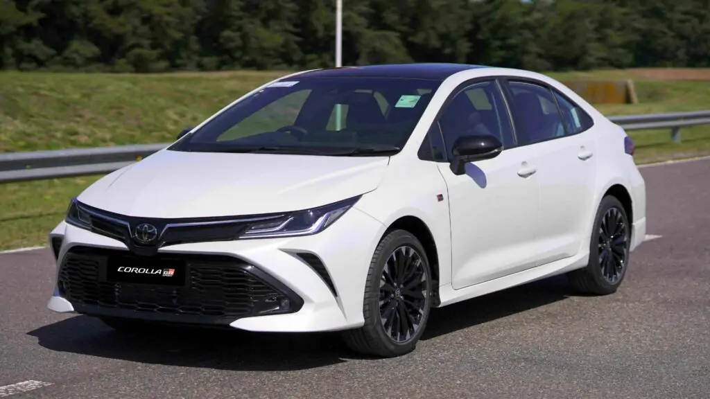 Toyota Corolla GR-Sport 2025: visual esportivo com para-choques exclusivos, rodas diamantadas e detalhes em preto realçam a personalidade dinâmica do modelo.