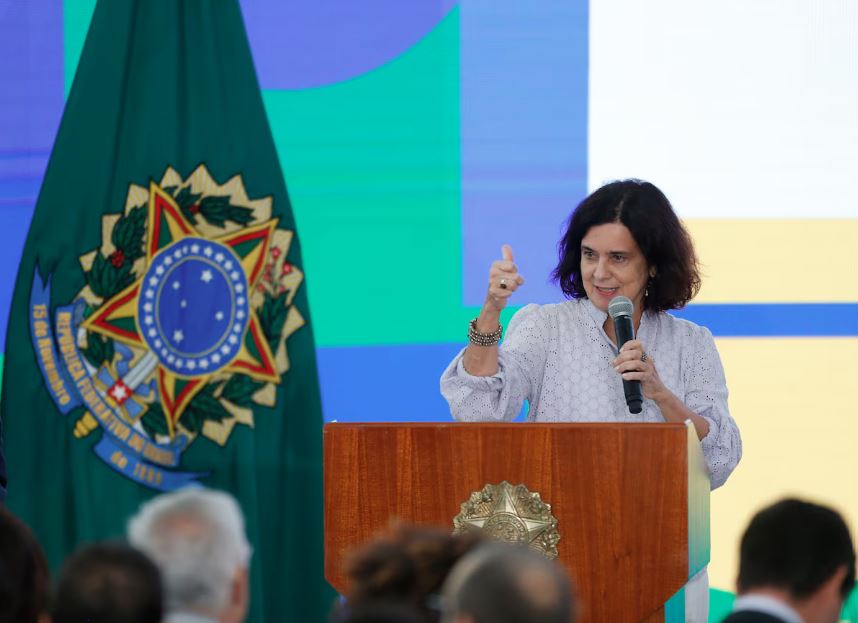 Para Nísia Trindade, há necessidade de reforçar as ações de prevenção e conscientização sobre a dengue nas escolas