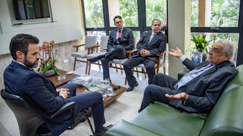 O presidente do TCE-MS, Jerson Domingos, o procurador-geral de justiça, Romão Ávila Milhan Júnior e representantes do MPMS firmam Acordo de Cooperação Técnica
