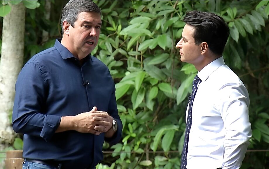 O governador Eduardo Riedel durante entrevista ao jornalista Tatá Marques, no Parque dos Poderes, em Campo Grande.