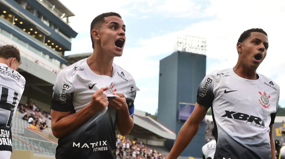 Corinthians abriu o placar contra o Grêmio e administrou vantagem em Barueri.