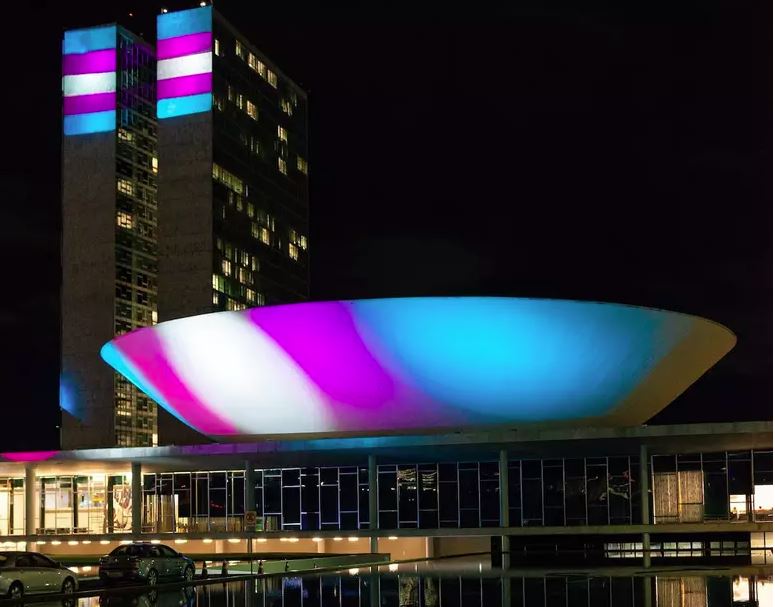 Cores da bandeira trans são projetadas no Congresso Nacional no Dia da Visibilidade Trans, em 29 de janeiro