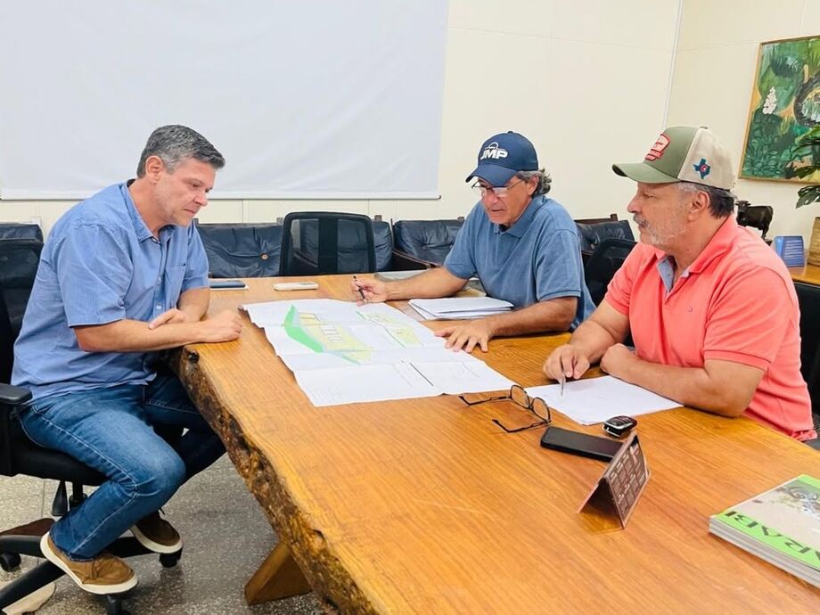 Os diretores da Acrissul, Mauro Dódero e Nilson Ricartes, analisam a planta de reforma do pavilhão de cocheiras Luciano de Barros ao lado do arquiteto Alexandre Barcelos.