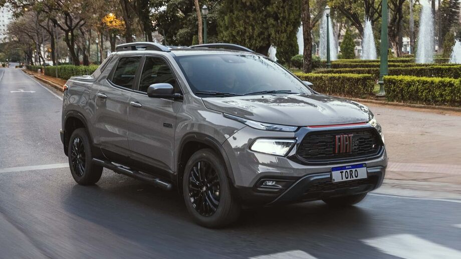 A nova Fiat Toro Ultra 2025 apresenta visual robusto e acabamento escurecido, destacando a grade frontal redesenhada e os faróis full LED.