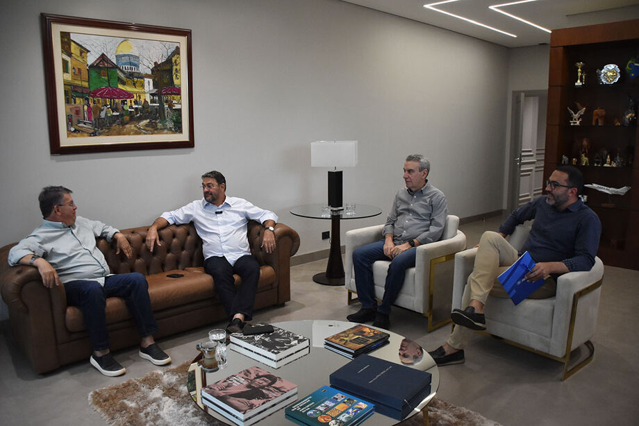O presidente da Fiems, Sérgio Longen, recebeu o prefeito de Ribas do Rio Pardo, Roberson Moureira, e o deputado estadual Paulo Corrêa para debater iniciativas voltadas ao desenvolvimento do município