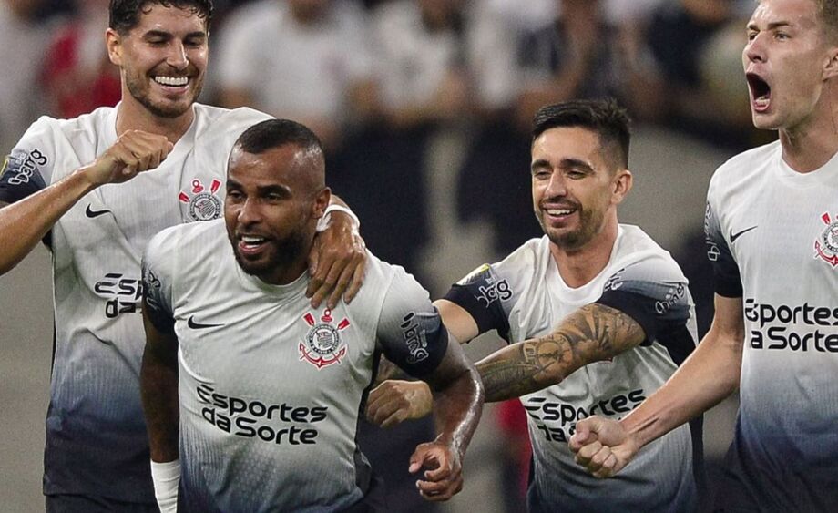 Alex Santana abriu o placar com gol de calcanhar na Neo Química Arena.