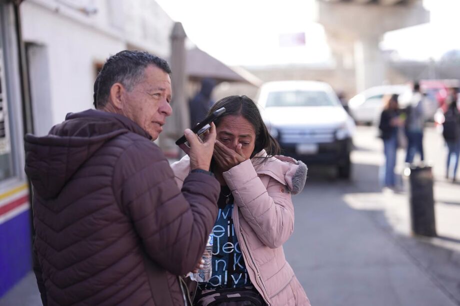 Imagem do dia 20 mostra reação de casal de venezuelanos ao chegarem na fronteira dos Estados Unidos e descobrirem que pedido de asilo havia sido cancelado. Trump alterou regras no primeiro dia da presidência