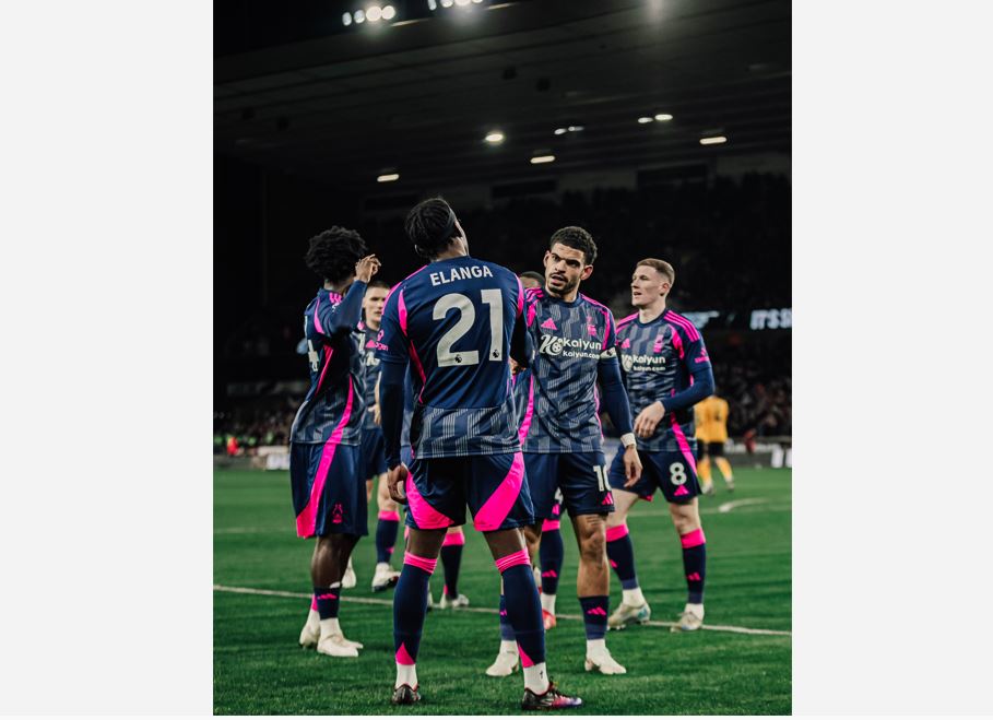 Nottingham vence a sexta partida seguida e mantém perseguição ao líder Liverpool no Inglês