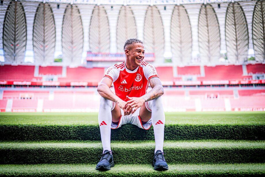 Internacional anuncia a contratação do meia-atacante Vitinho, ex-Red Bull Bragantino