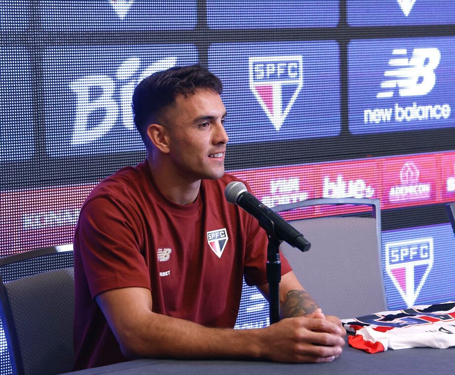 Enzo Díaz recebe a camisa 13 e diz que já está adaptado ao São Paulo: 'Preparado para jogar'