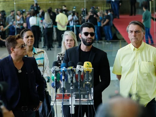No dia 17 de outubro de 2022, durante o segundo turno das eleições presidenciais, o então presidente Jair Bolsonaro (PL) recebeu no Palácio da Alvorada um grupo de cantores sertanejos, entre eles Gusttavo Lima e Leonardo, para uma reunião.